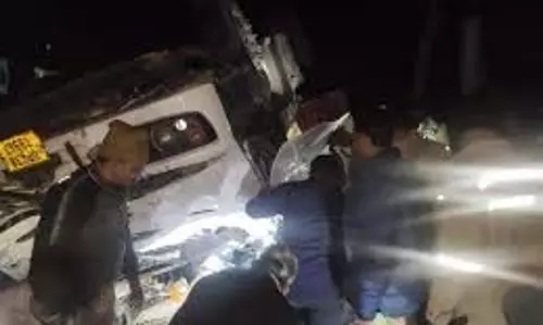 Barabanki: टला बड़ा हादसा, ओवरब्रिज तोड़ रेलवे ट्रैक पर गिरा ट्रक