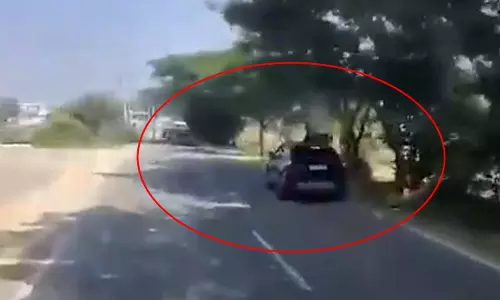 चलती कार में कैद हुआ मौत का मंजर...बाइक पर जा रहे थे पति-पत्नी चलती कार में कैद हुआ मौत का मंजर...बाइक पर जा रहे थे पति-पत्नी