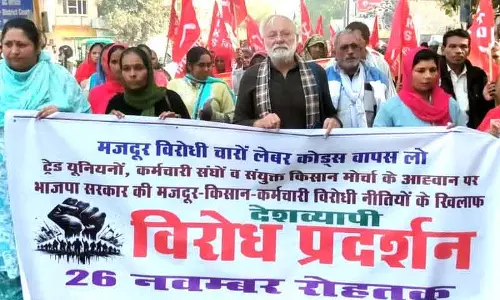 Rohtak में केंद्र और राज्य की नीतियों के खिलाफ किसानों और मजदूरों ने मार्च निकाला Rohtak में केंद्र और राज्य की नीतियों के खिलाफ किसानों और मजदूरों ने मार्च निकाला
