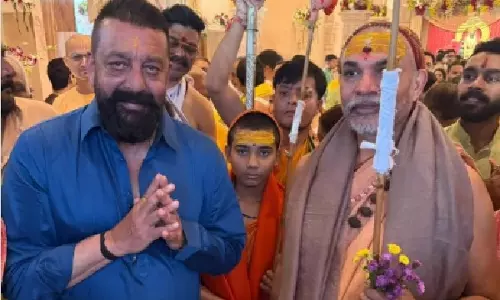 Sanjay Dutt ने शंकराचार्य स्वामी अविमुक्तेश्वरानंद से मुलाकात की और आशीर्वाद लिया