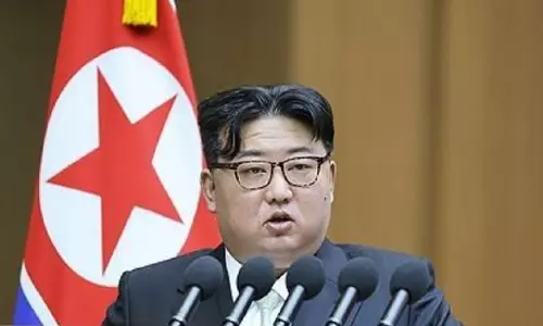 Kim ने सिनुइजू में ग्रीनहाउस फार्म के कंस्ट्रक्शन साइट का इंस्पेक्शन किया Kim ने सिनुइजू में ग्रीनहाउस फार्म के कंस्ट्रक्शन साइट का इंस्पेक्शन किया