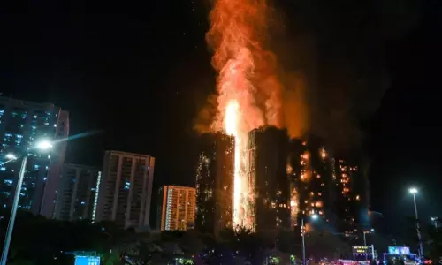 Hong Kong की ऊंची इमारतों में आग लगने से 44 लोगों की मौत, 3 गिरफ्तार Hong Kong की ऊंची इमारतों में आग लगने से 44 लोगों की मौत, 3 गिरफ्तार