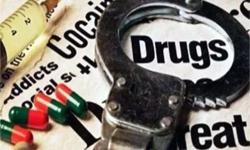 Jammu-Kashmir: ड्रग माफिया पर शिकंजा,पुलिस ने पकड़ा चिट्टा तस्कर, जांच तेज Jammu-Kashmir: ड्रग माफिया पर शिकंजा,पुलिस ने पकड़ा चिट्टा तस्कर, जांच तेज