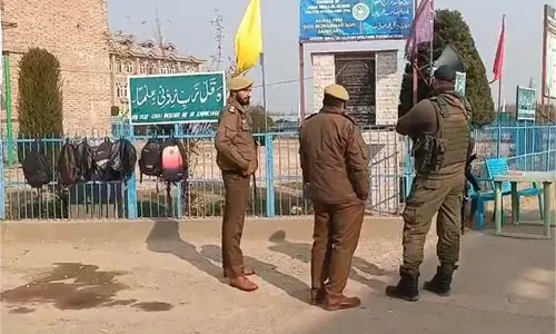 Jammu Kashmir: सुबह-सुबह अफरा-तफरी, कई जगहों पर पुलिस की छापेमारी