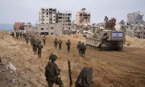Israeli सेना पर विस्फोटक फेंकने के बाद आतंकवादी मारा गया Israeli सेना पर विस्फोटक फेंकने के बाद आतंकवादी मारा गया