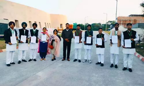 मॉक असेंबली में 9 स्टूडेंट्स ने एक दिन के लिए MLA की भूमिका निभाई मॉक असेंबली में 9 स्टूडेंट्स ने एक दिन के लिए MLA की भूमिका निभाई
