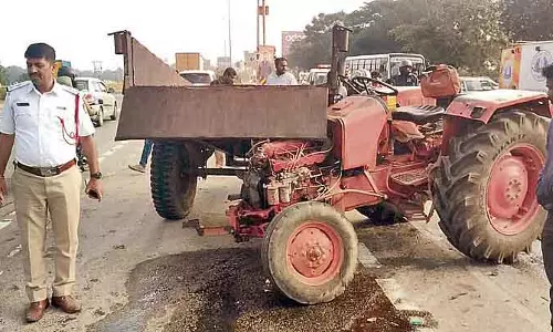 Nelamangala : ट्रैक्टर-लॉरी की टक्कर में दो लोगों की मौत