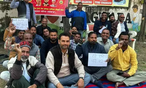 Jalandhar: पावरकॉम, ट्रांसको कर्मचारियों ने बिजली बिल के खिलाफ विरोध प्रदर्शन किया Jalandhar: पावरकॉम, ट्रांसको कर्मचारियों ने बिजली बिल के खिलाफ विरोध प्रदर्शन किया
