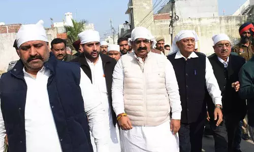 Jalandhar: महिला और बाल अधिकार पैनल के प्रमुखों ने किशोरी की मौत के मामले में तेजी से सुनवाई की मांग की Jalandhar: महिला और बाल अधिकार पैनल के प्रमुखों ने किशोरी की मौत के मामले में तेजी से सुनवाई की मांग की