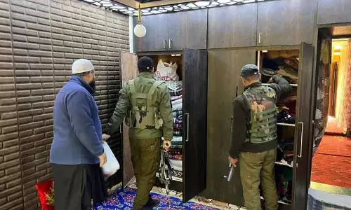 Anantnag पुलिस ने जमात-ए-इस्लामी (JeI) के सदस्यों के घरों पर छापेमारी की Anantnag पुलिस ने जमात-ए-इस्लामी (JeI) के सदस्यों के घरों पर छापेमारी की