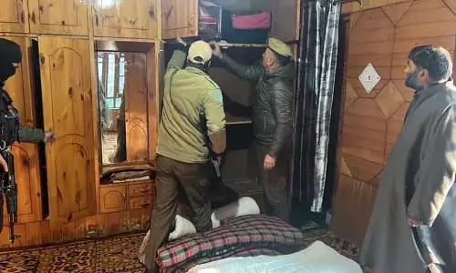 Shopian: पुलिस ने जमात-ए-इस्लामी से जुड़े ठिकानों पर छापेमारी की Shopian: पुलिस ने जमात-ए-इस्लामी से जुड़े ठिकानों पर छापेमारी की