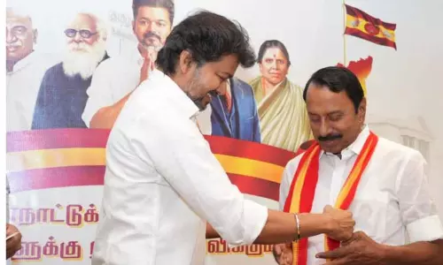 AIADMK से निकाले गए दिग्गज नेता सेंगोट्टैयन TVK में शामिल हुए, अपने साथ सैकड़ों समर्थक लाए
