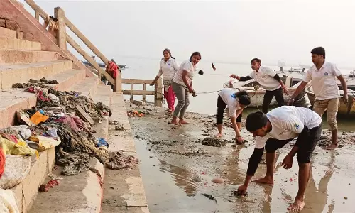 Varanasi: मिनटों में गंगा का आंचल हुआ स्वच्छ, राजघाट पर साफ-सफाई का नजारा Varanasi: मिनटों में गंगा का आंचल हुआ स्वच्छ, राजघाट पर साफ-सफाई का नजारा