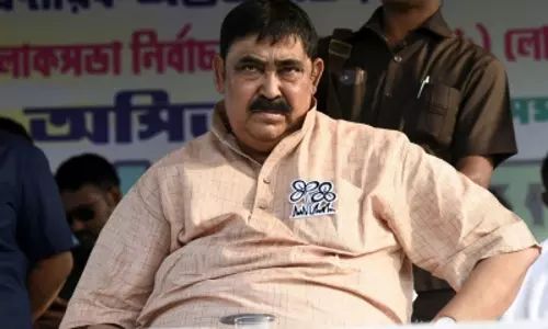Anubrata Mandal पर लगे आरोपों के बीच इंस्पेक्टर का स्थानांतरण चर्चा में Anubrata Mandal पर लगे आरोपों के बीच इंस्पेक्टर का स्थानांतरण चर्चा में