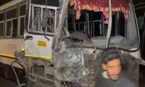 Fazilka में बस और ट्रक की टक्कर में 2 की मौत, 15 घायल