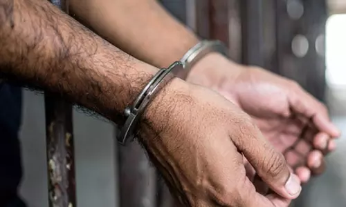 पुलिस ने गैंगस्टर के करीबी साथी को किया गिरफ्तार, हथियार बरामद पुलिस ने गैंगस्टर के करीबी साथी को किया गिरफ्तार, हथियार बरामद