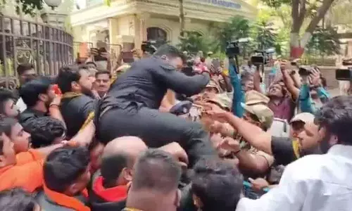 SI को ड्यूटी पर धार्मिक पोशाक पहनने की इजाज़त नहीं मिलने पर अयप्पा भक्तों ने DGP ऑफिस पर विरोध प्रदर्शन SI को ड्यूटी पर धार्मिक पोशाक पहनने की इजाज़त नहीं मिलने पर अयप्पा भक्तों ने DGP ऑफिस पर विरोध प्रदर्शन