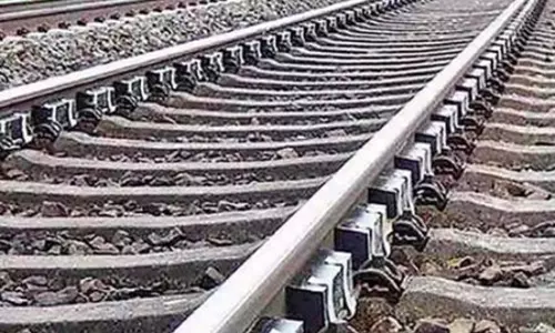 ट्रेन की चपेट में आने से 11 रेलवे कर्मचारियों की मौत, दो घायल