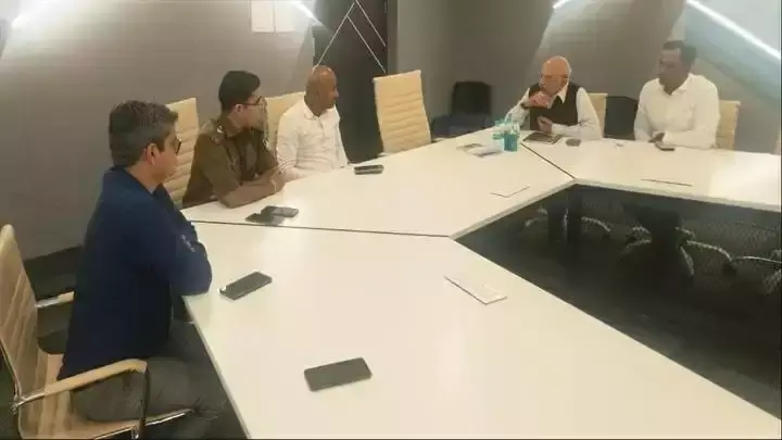 Sehore: कलेक्टर-एसपी ने वीआईटी कॉलेज की परिस्थिति की ली जानकारी Sehore: कलेक्टर-एसपी ने वीआईटी कॉलेज की परिस्थिति की ली जानकारी