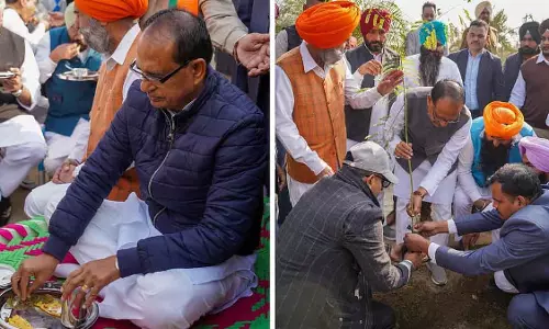 Union मंत्री ने पंजाब दौरे के दौरान किसानों से बातचीत करते हुए मक्की की रोटी और सरसों का साग का मज़ा लिया