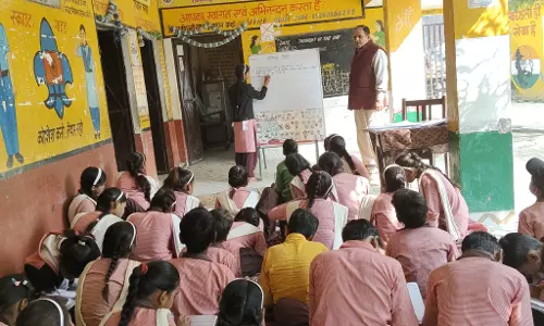 Bareilly: स्कूलों में संविधान दिवस पर सांस्कृतिक कार्यक्रम
