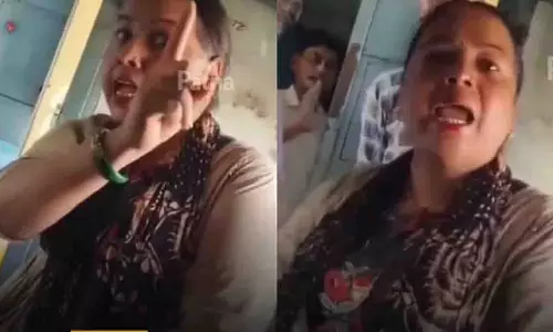 Patna: महिला ने चलती ट्रेन में यात्री को गालियां दीं और धमकाया Patna: महिला ने चलती ट्रेन में यात्री को गालियां दीं और धमकाया