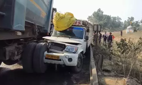 CG: ट्रेलर-पिकअप की जोरदार भिड़ंत, घंटों बाधित रहा यातायात