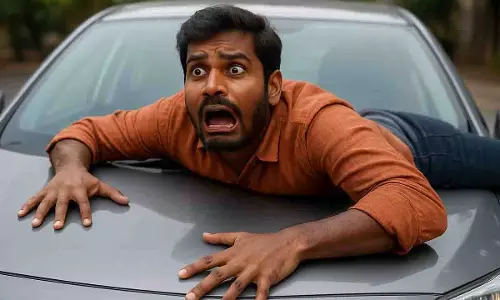 Saharanpur में कार सवार युवकों ने बाइक सवार पर हमला किया Saharanpur में कार सवार युवकों ने बाइक सवार पर हमला किया