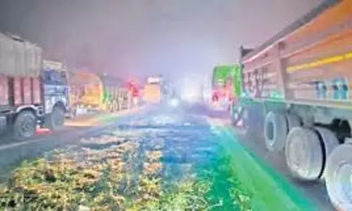 Bareilly: फरीदपुर हाईवे पर दुकानें, वाहनों की लंबी कतार Bareilly: फरीदपुर हाईवे पर दुकानें, वाहनों की लंबी कतार