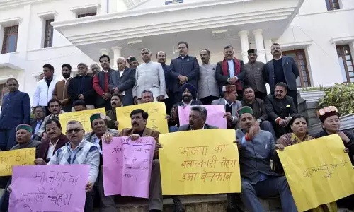 Himachal कांग्रेस के विधायकों ने बीजेपी चुराह विधायक के इस्तीफे की मांग करते हुए प्रदर्शन किया Himachal कांग्रेस के विधायकों ने बीजेपी चुराह विधायक के इस्तीफे की मांग करते हुए प्रदर्शन किया