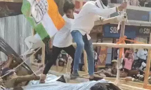 बिलासपुर में कांग्रेस का मोर्चा गर्माया, कलेक्टोरेट घेराव के दौरान तनाव बढ़ा बिलासपुर में कांग्रेस का मोर्चा गर्माया, कलेक्टोरेट घेराव के दौरान तनाव बढ़ा