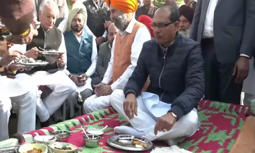 शिवराज सिंह चौहान ने Moga में किसानों के साथ साझा किया भोजन, पराली प्रबंधन मॉडल की सराहना