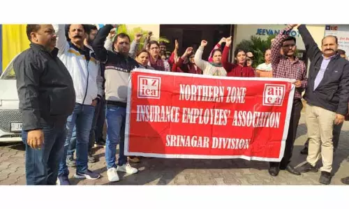 LIC कर्मचारियों ने नए लेबर कोड के खिलाफ J&K में विरोध प्रदर्शन किया LIC कर्मचारियों ने नए लेबर कोड के खिलाफ J&K में विरोध प्रदर्शन किया