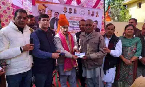 Ashok Kaul ने खौड़ में आयुष्मान कार्ड बांटे Ashok Kaul ने खौड़ में आयुष्मान कार्ड बांटे