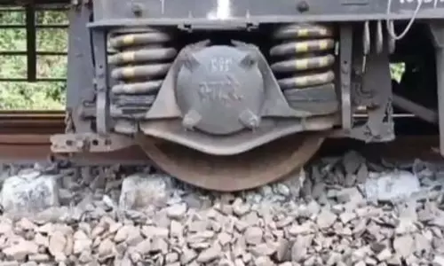 Dumka के पास रामपुरहाट-जसीडीह लोकल ट्रेन के दो डिब्बे पटरी से उतरे Dumka के पास रामपुरहाट-जसीडीह लोकल ट्रेन के दो डिब्बे पटरी से उतरे