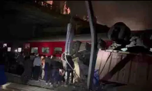 UP: बाराबंकी में फ्लाईओवर से डंपर रेलवे ट्रैक पर गिरा UP: बाराबंकी में फ्लाईओवर से डंपर रेलवे ट्रैक पर गिरा