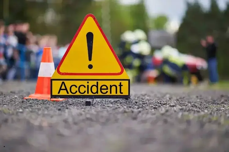 Kollam -थेनी नेशनल हाईवे पर बस पलटने से करीब 50 सबरीमाला तीर्थयात्री घायल हो गए Kollam -थेनी नेशनल हाईवे पर बस पलटने से करीब 50 सबरीमाला तीर्थयात्री घायल हो गए