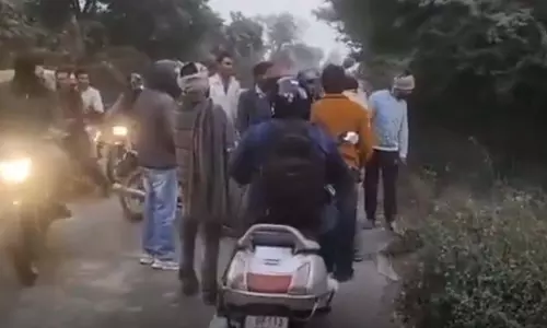 सड़क पर खुलेआम मारपीट: कार को टीन का डिब्बा कहना पड़ा भारी, देखें VIDEO सड़क पर खुलेआम मारपीट: कार को टीन का डिब्बा कहना पड़ा भारी, देखें VIDEO