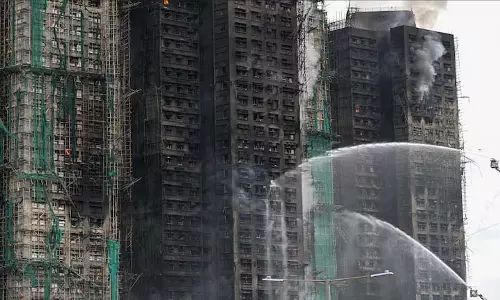 Hong Kong की ऊंची इमारत में आग: बची हुई आग बुझाने में जुटे कर्मचारियों की मदद से 55 लोगों की मौत Hong Kong की ऊंची इमारत में आग: बची हुई आग बुझाने में जुटे कर्मचारियों की मदद से 55 लोगों की मौत