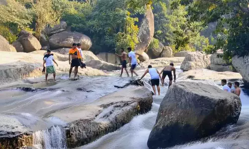Ganjam के बारियापाथरा वॉटरफॉल में भारी भीड़, टूरिस्ट नेचर की तलाश में Ganjam के बारियापाथरा वॉटरफॉल में भारी भीड़, टूरिस्ट नेचर की तलाश में