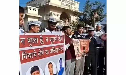 KATHUA: इशु नाला ट्रिपल मर्डर के खिलाफ बिलावर में विरोध प्रदर्शन जारी KATHUA: इशु नाला ट्रिपल मर्डर के खिलाफ बिलावर में विरोध प्रदर्शन जारी