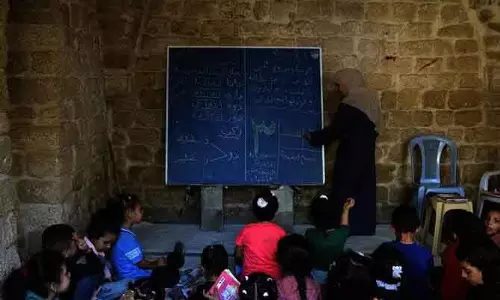 Gaza के खंडहरों में अस्थायी क्लासरूम तक संघर्ष करती नन्ही छात्रा