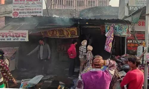 Amritsar: आग में तीन अखबार बेचने वालों की दुकानें जलकर खाक हो गईं