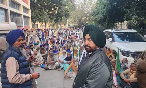 Amritsar: किसानों ने खाद बेचने वालों पर ज़्यादा कीमत वसूलने और ज़बरदस्ती बेचने का आरोप लगाया