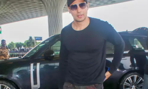 Sidharth Malhotra मुंबई में दिवंगत धर्मेंद्र की प्रार्थना सभा में पहुंचे