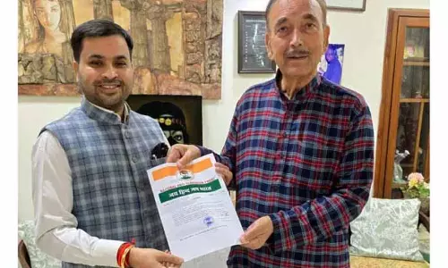 आजाद ने चोपड़ा को NATF चेयरमैन का अपॉइंटमेंट लेटर सौंपा आजाद ने चोपड़ा को NATF चेयरमैन का अपॉइंटमेंट लेटर सौंपा