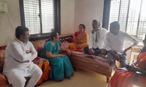 Neelam Gorhe ने गौरी पलावे के परिवार से मुलाकात की, न्याय के लिए लड़ने की कसम खाई Neelam Gorhe ने गौरी पलावे के परिवार से मुलाकात की, न्याय के लिए लड़ने की कसम खाई