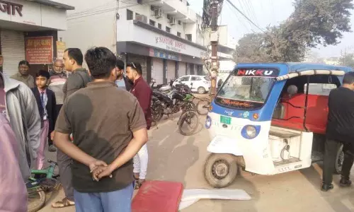 नशे में धुत ई-रिक्शा चालक ने पलटी रिक्शा, पांच स्कूली बच्चे घायल