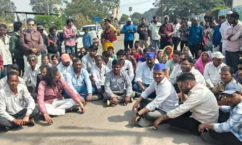 पुलिस की पिटाई से घायल युवक ने Bhor में सड़क जाम कर दिया