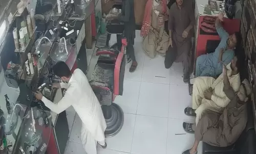नाई की दुकान में हथियारबंद लूट, पुलिस के दावों की खुली पोल